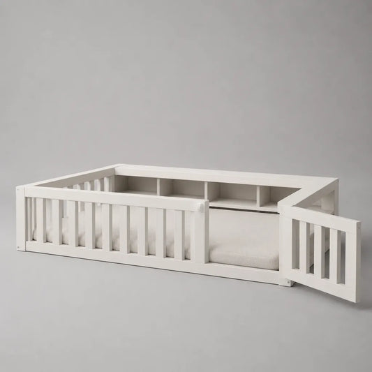 Kinderbodenbett aus Massivkiefer mit Rausfallschutz, Tür, Ablageregal und Matratze, Weiß, 90 × 200 cm
